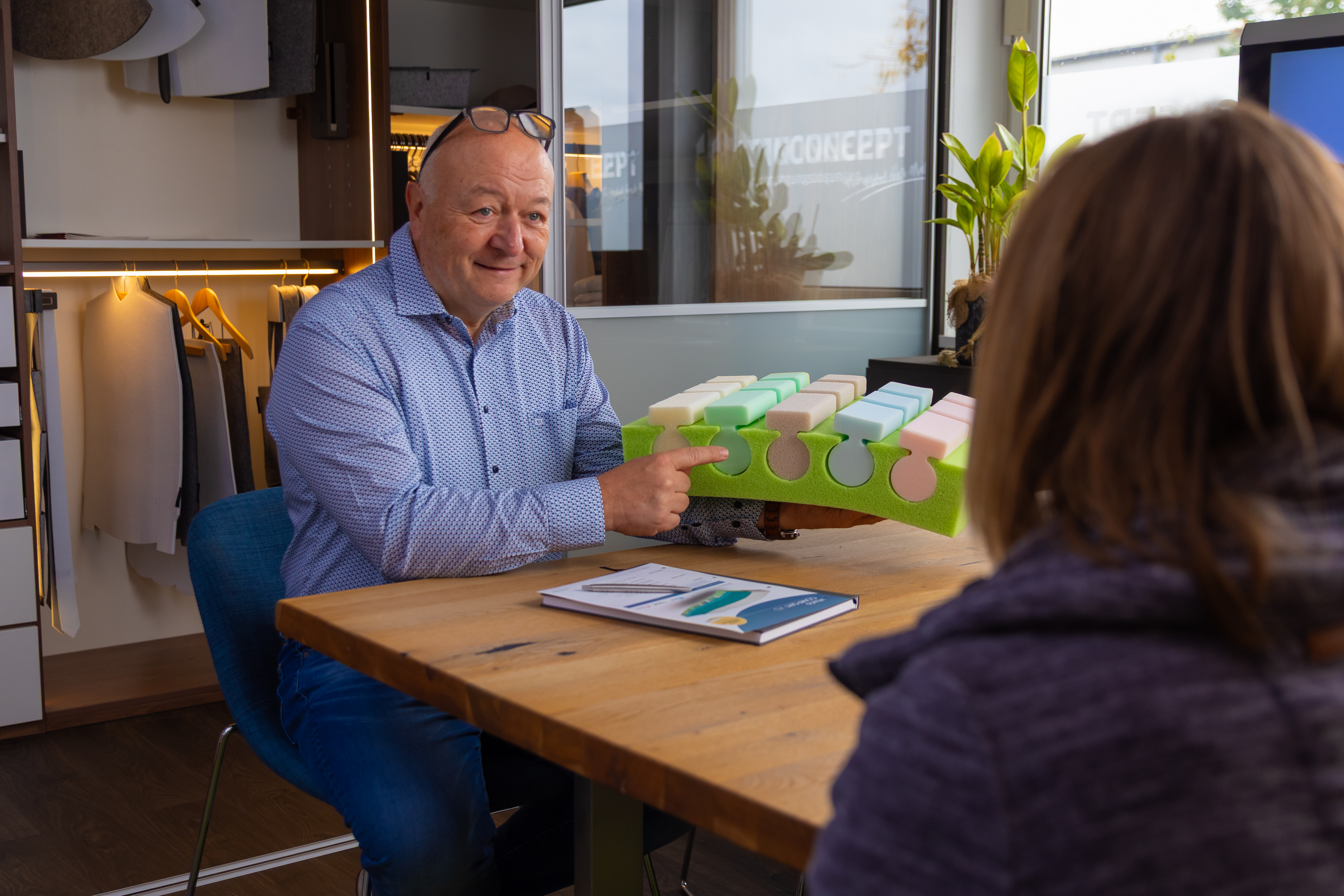 Roy-Steffen Müller führt die Vitario-Liegedruck-Messung im Showroom in Griesheim durch